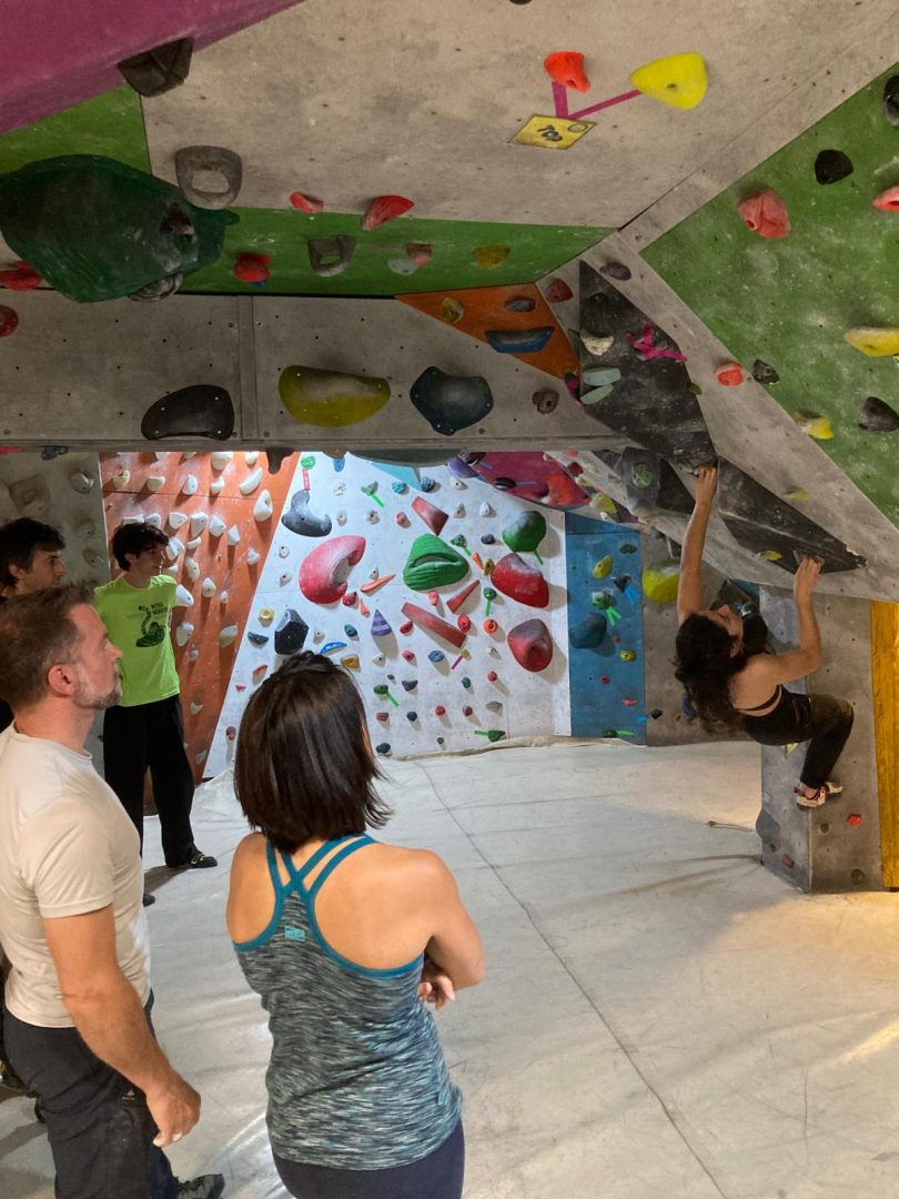 Alumnos de un curso de escalada en la sala de bloque