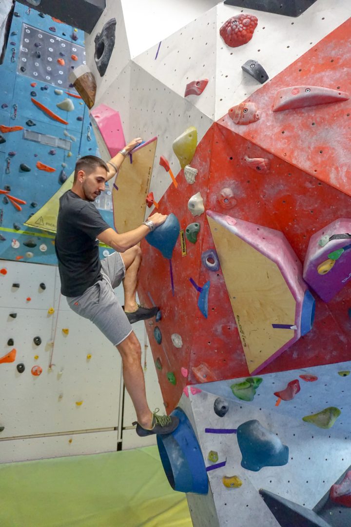 Escalador en un bloque durante la liga de escalada de Espacio Acción